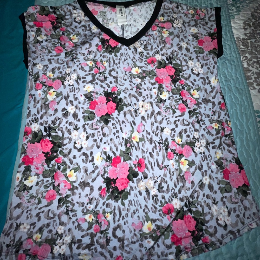 🌹Brand new boutique paper leopard floral shirt!🌸